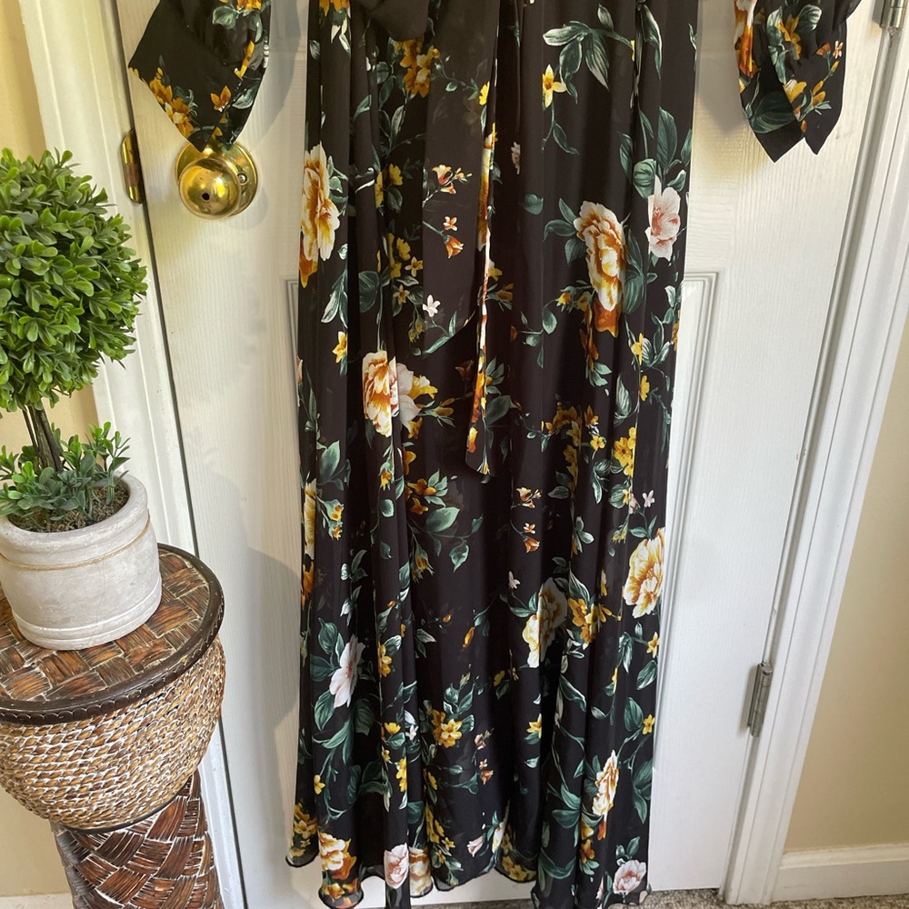 Black floral maxi dress with tie closure,perfect for a wedding or any occasion. - Picture 3 of 5
